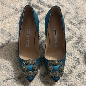 Manolo Blahnik hangisi Blue Satin Embellished Pumps